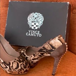 Vince Camuto platform pump